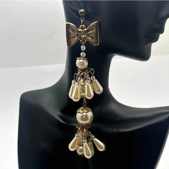other Jewelry - Vintage Pearl & Gold Bow Earrings